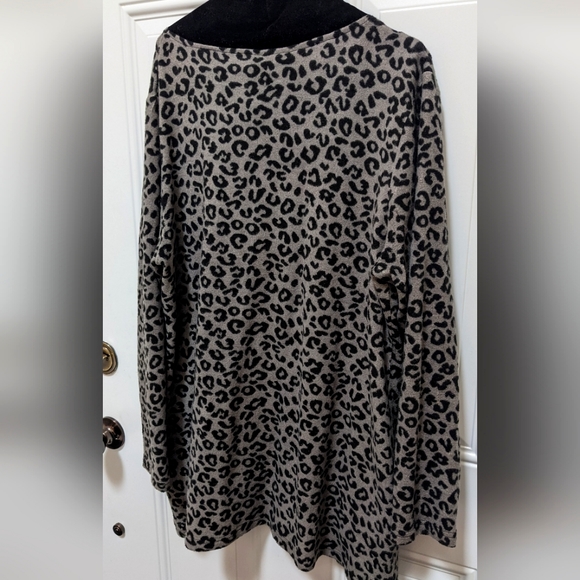 🌺HOST PICK🌺Leopard Print Cowl Embellished Long Sleeve Soft Sweater Grey &Black - Picture 2 of 11